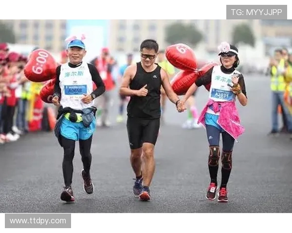 海牛与申花吉祥物犇犇布鲁赛前球场合影喜庆同框助阵精彩赛事